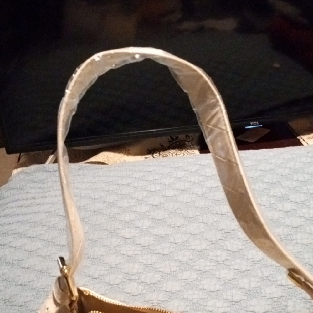 Source Unknown Quilted Cream Shoulder Bag with Gold Hardware - Picture 2 of 5
